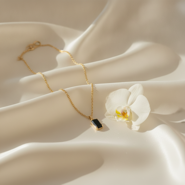 The Elara Pendant Necklace